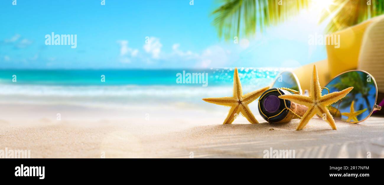 Sommer tropische Strandparty; Liebe den sonnigen tropischen Sandstrand mit Palmenblättern und Paradise Island Stockfoto