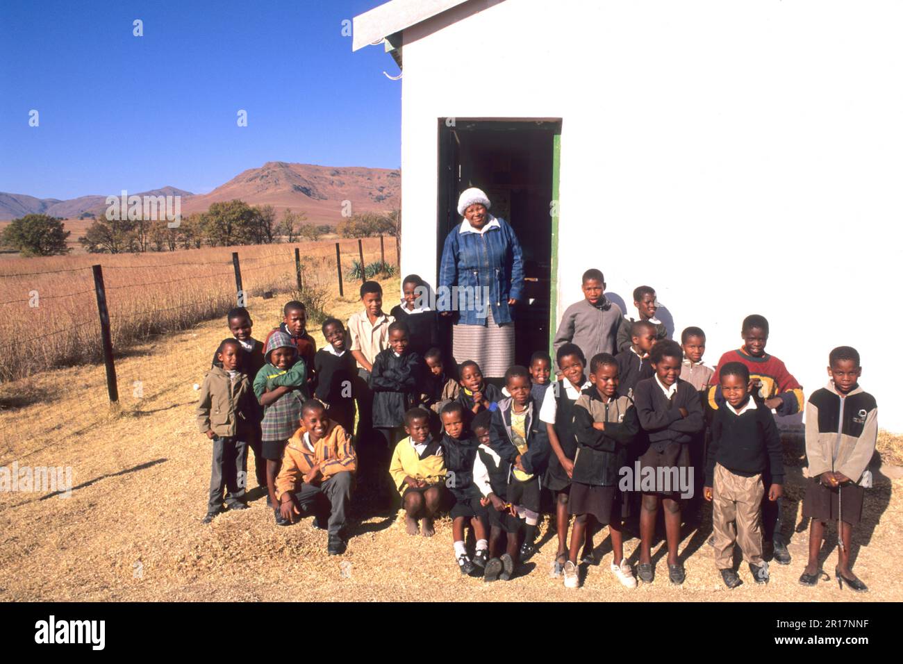 Kinder an der berühmten rosa Kirche School Kolstad in Südafrika Stockfoto