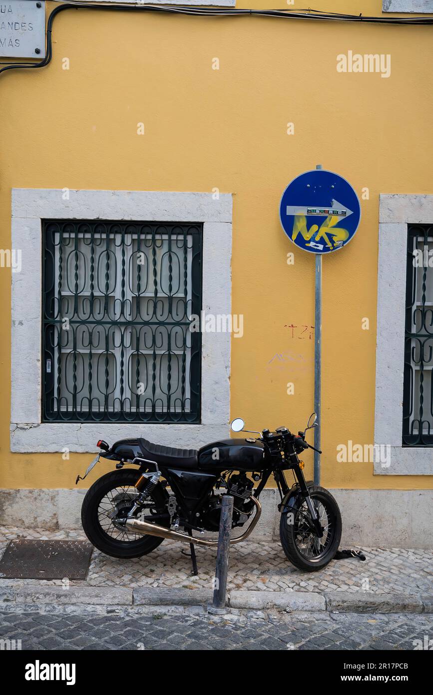 Café-Racer-Motorrad vor der gelben Straße. Stockfoto