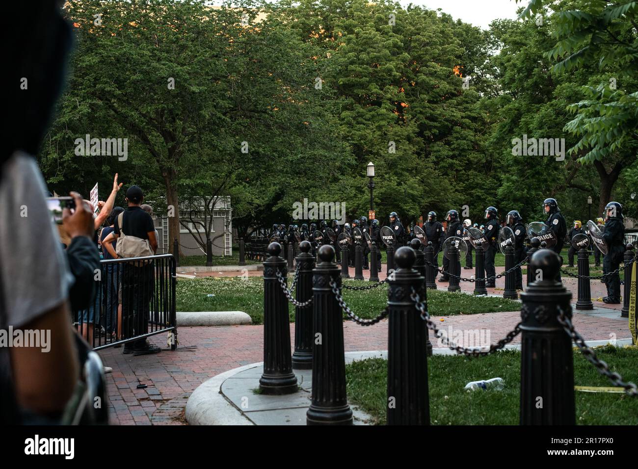 Polizei in Aufruhr-Ausrüstung vor dem Weißen Haus am 30 2020. Mai Stockfoto