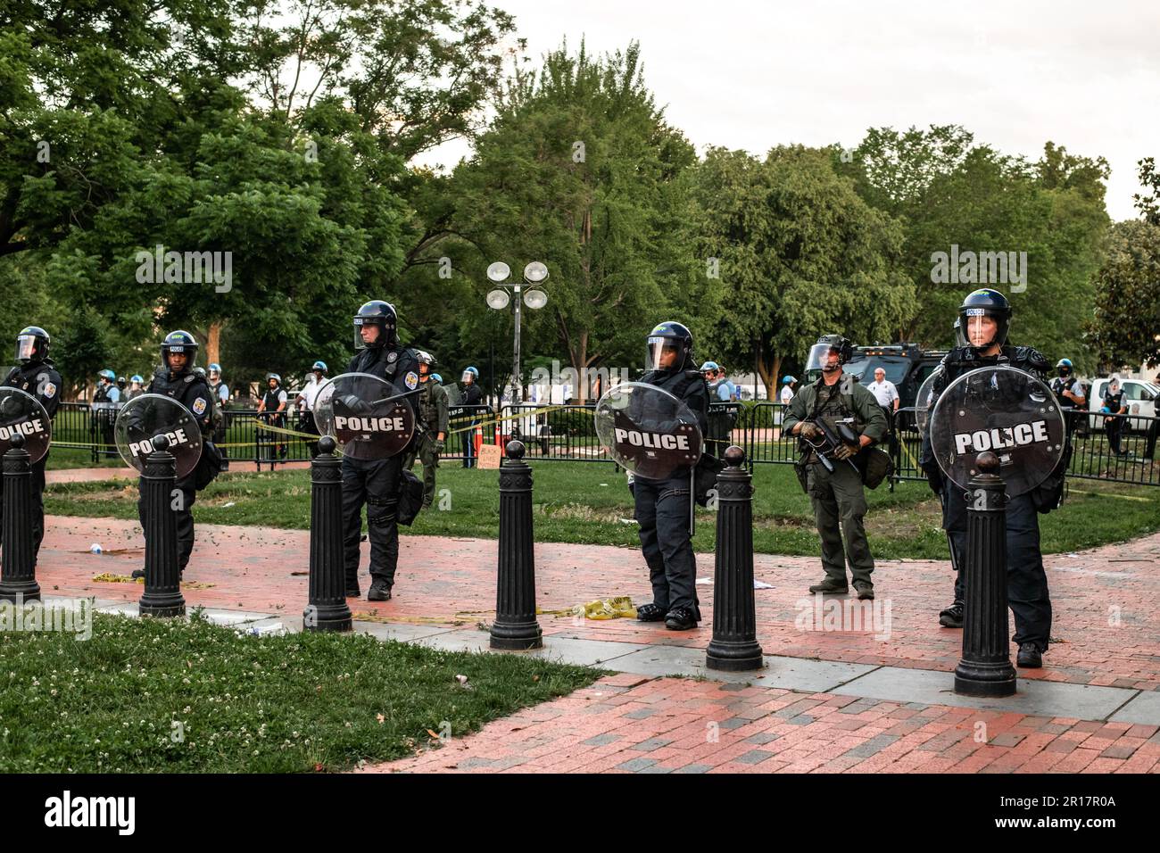 Polizei in Aufruhr-Ausrüstung vor dem Weißen Haus am 30 2020. Mai Stockfoto