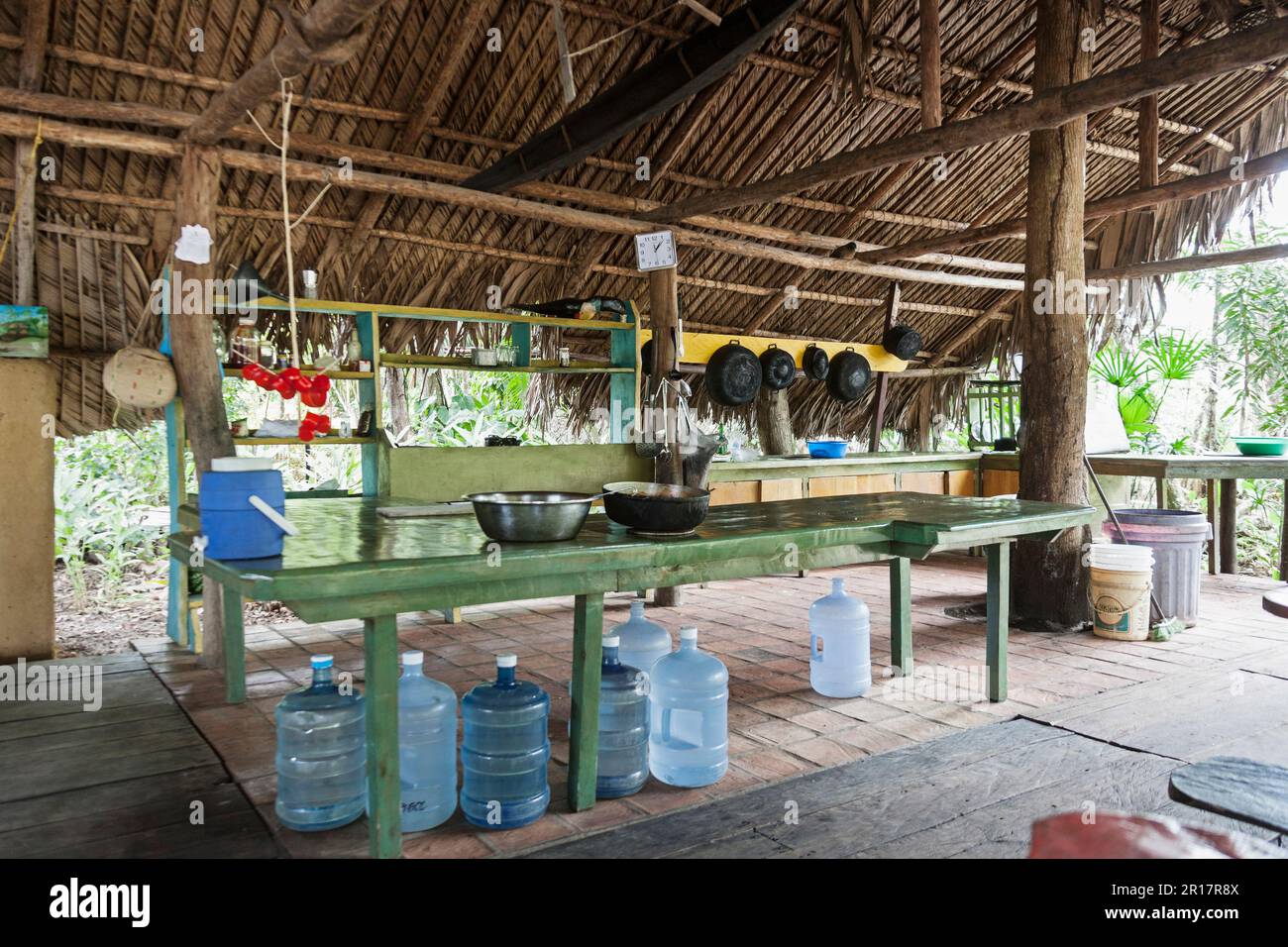 Wasserflaschen in Öko-Camp Küche, Orinoco Delta, Venezuela Stockfoto