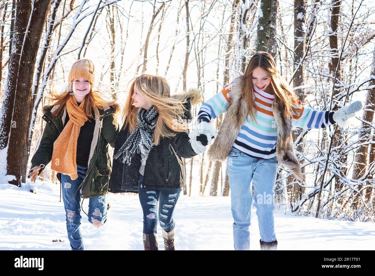 Drei glückliche, wunderschöne Mädchen draußen im Schnee. Stockfoto