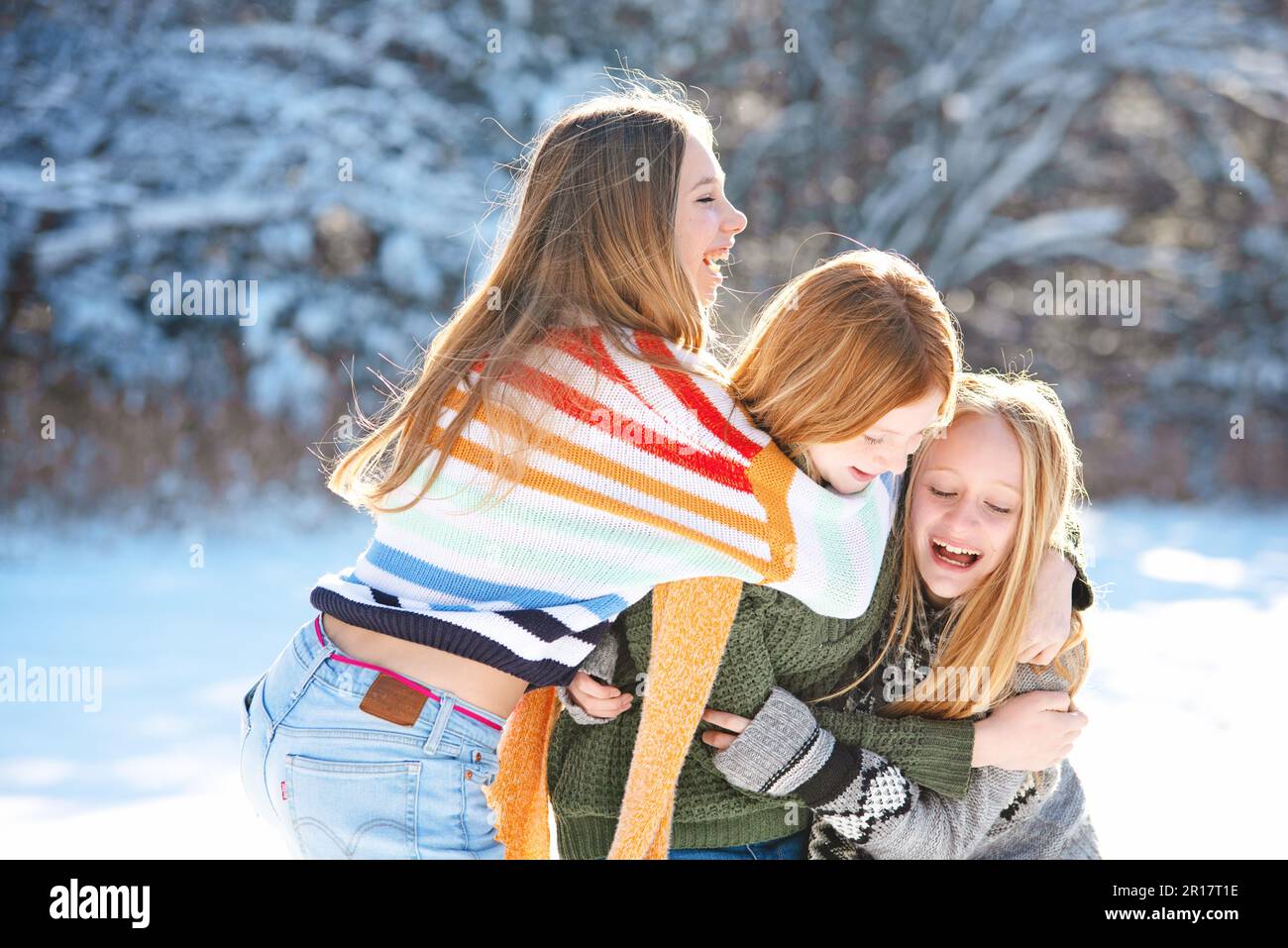Drei glückliche, wunderschöne Mädchen draußen im Schnee. Stockfoto