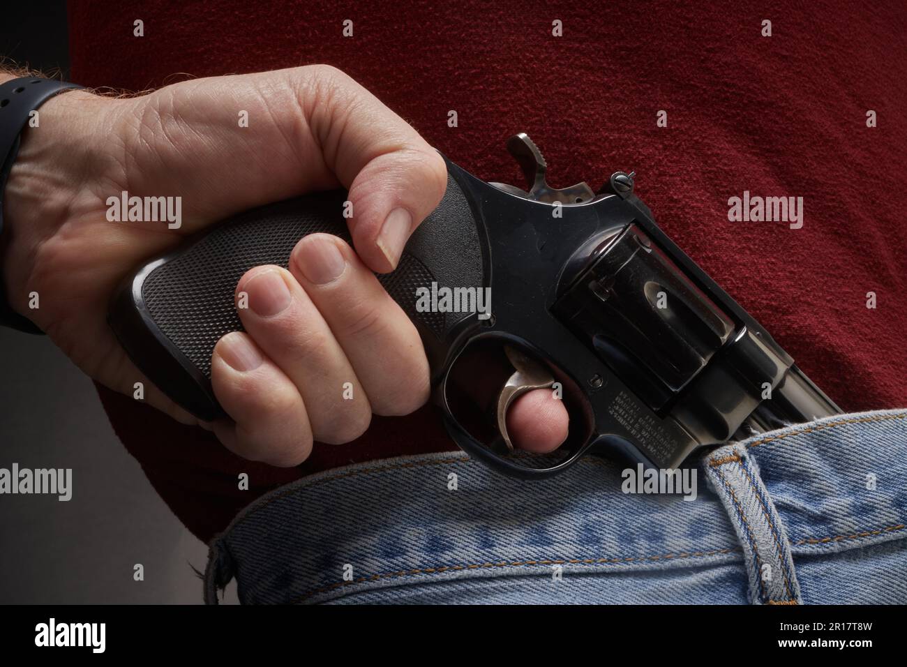Ein Mann zieht eine verdeckte .41 Magnum Pistole aus seinem Bund Stockfoto