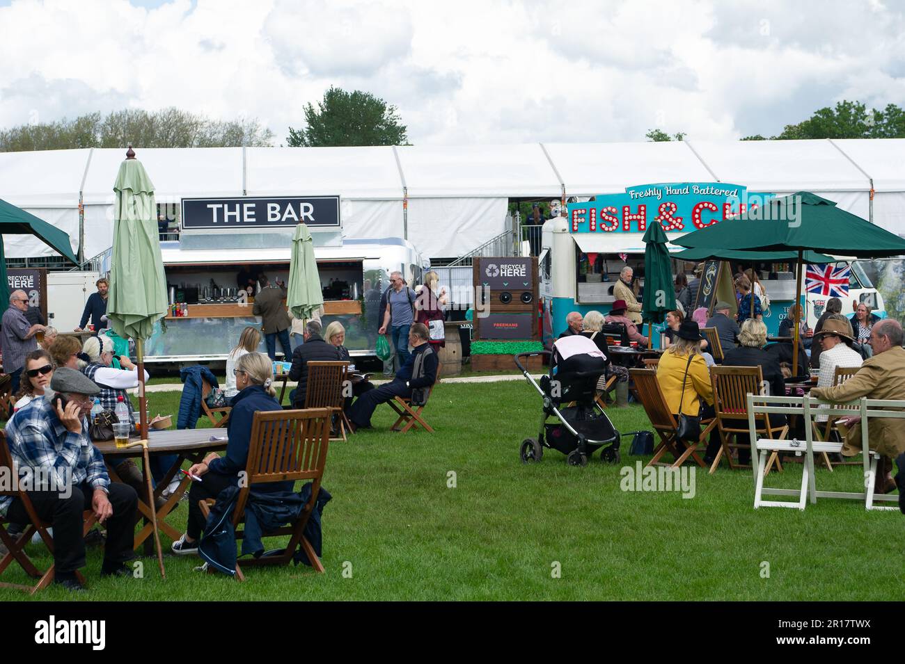 Windsor, Berkshire, Großbritannien. 11. Mai 2023. Es war heute ein geschäftiger Tag bei der Royal Windsor Horse Show 80., die auf dem Privatgelände von Windsor Castle stattfand. Die Gäste genossen es, Einkaufen, Gastfreundschaft zu beobachten und den Pferden in verschiedenen Klassen beim Wettkampf zuzusehen. Kredit: Maureen McLean/Alamy Live News Stockfoto