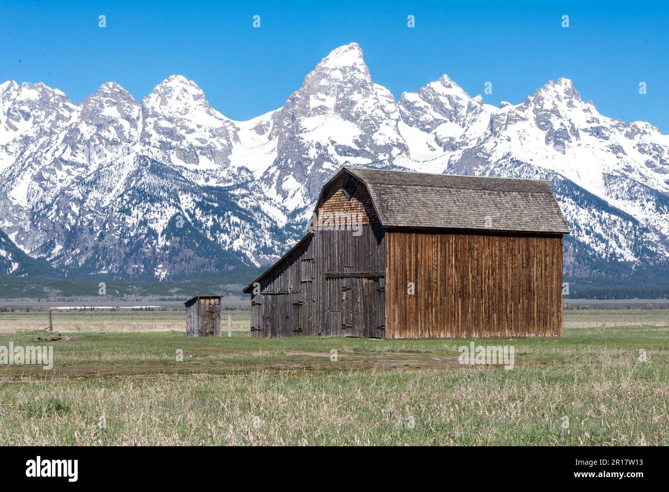 Alte hölzerne Scheune in der Mormon Row Gegend mit der Grand Tetons mou Stockfoto