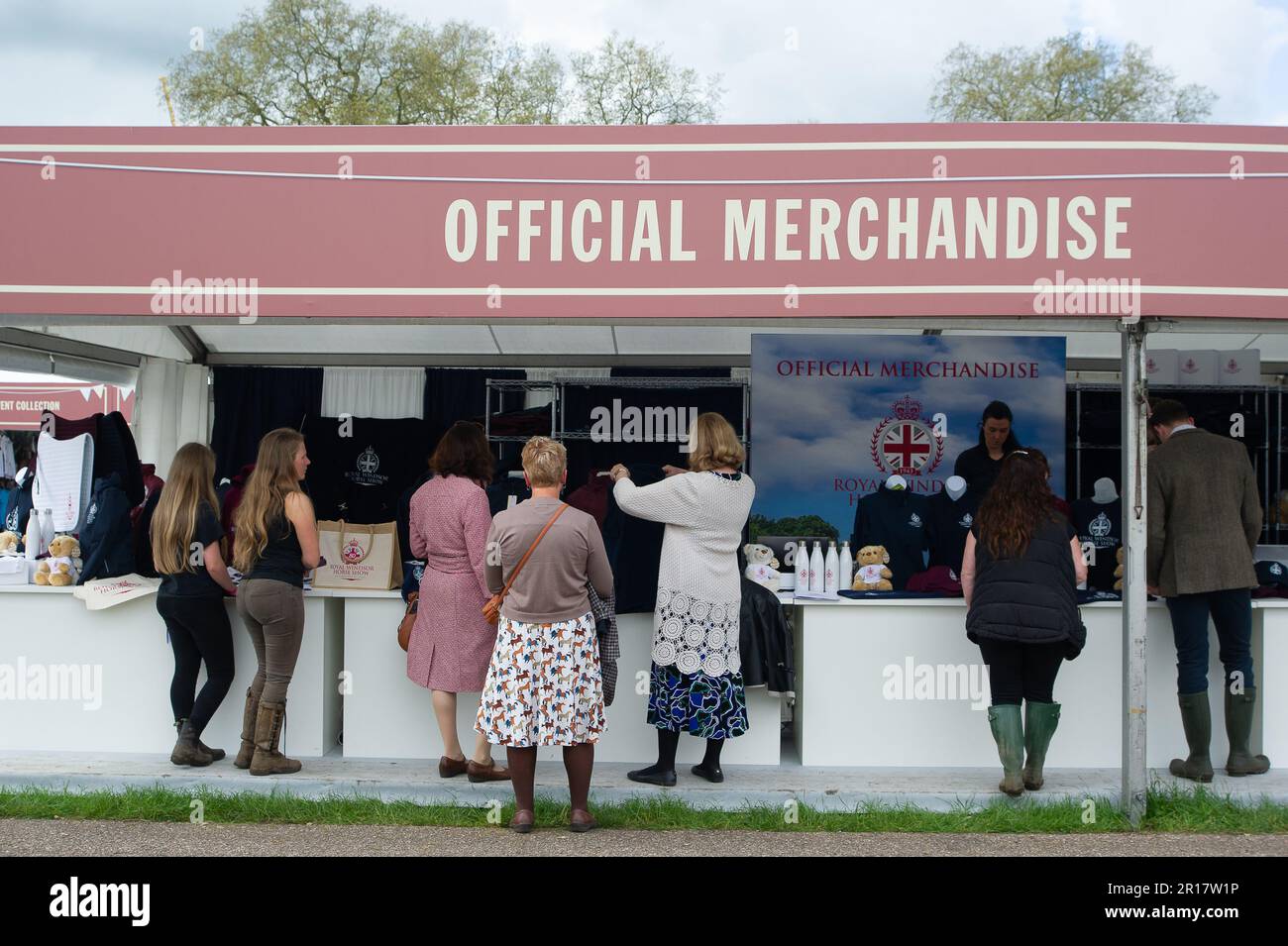 Windsor, Berkshire, Großbritannien. 11. Mai 2023. Es war heute ein geschäftiger Tag bei der Royal Windsor Horse Show 80., die auf dem Privatgelände von Windsor Castle stattfand. Die Gäste genossen es, Einkaufen, Gastfreundschaft zu beobachten und den Pferden in verschiedenen Klassen beim Wettkampf zuzusehen. Kredit: Maureen McLean/Alamy Live News Stockfoto