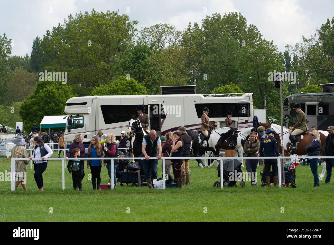 Windsor, Berkshire, Großbritannien. 11. Mai 2023. Es war heute ein geschäftiger Tag bei der Royal Windsor Horse Show 80., die auf dem Privatgelände von Windsor Castle stattfand. Die Gäste genossen es, Einkaufen, Gastfreundschaft zu beobachten und den Pferden in verschiedenen Klassen beim Wettkampf zuzusehen. Kredit: Maureen McLean/Alamy Live News Stockfoto