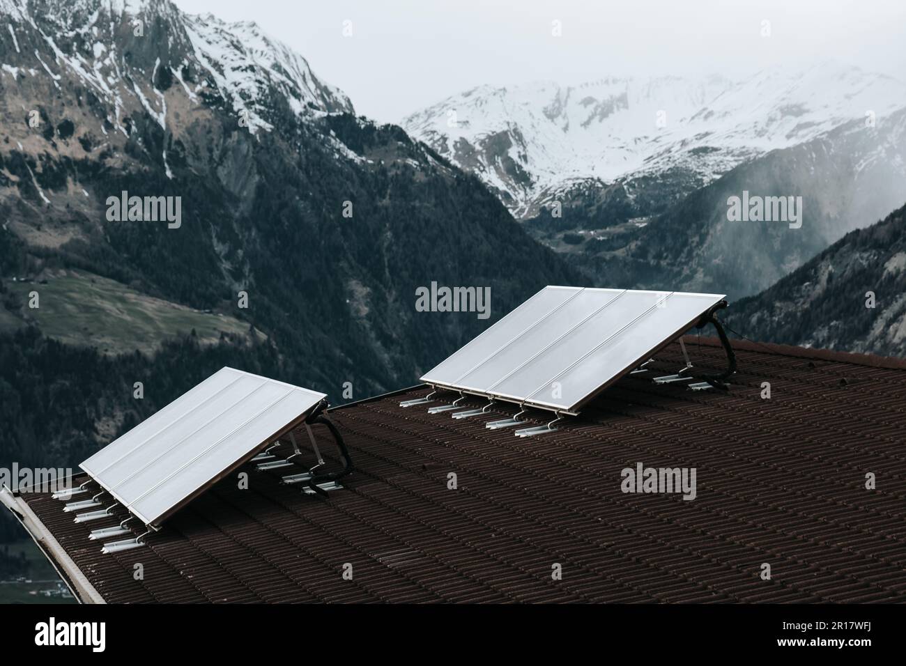 Solar-Warmwasserbereiter in den Bergen. Solarenergie-Technologie. Stockfoto