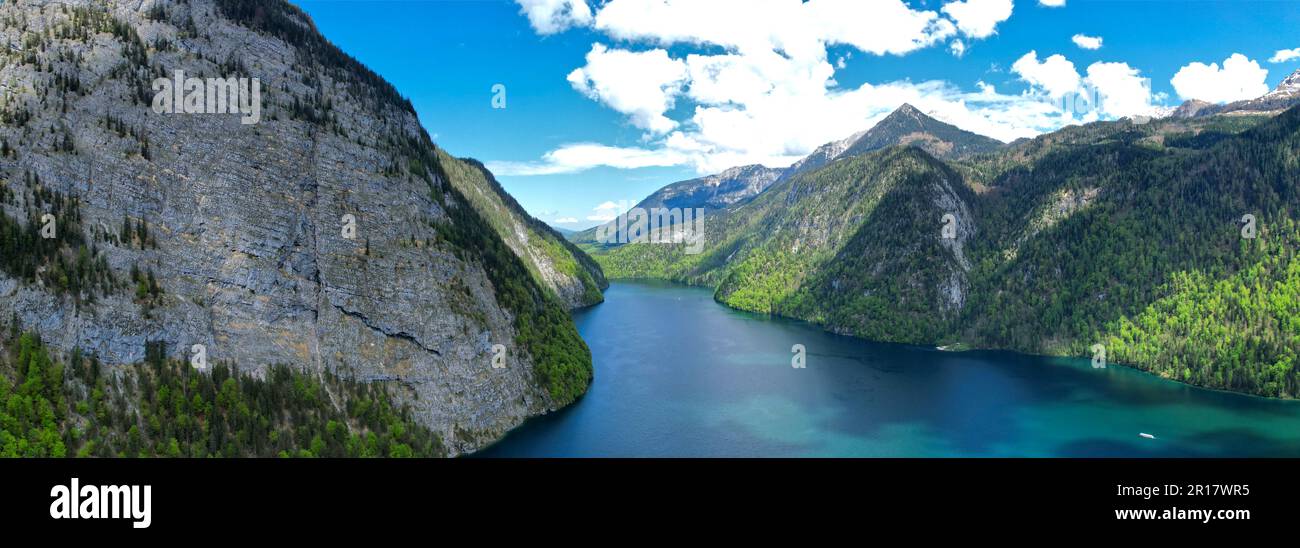 Der Königssee „Königssee“ im Berchtesgaden-Nationalpark aus der Vogelperspektive bei schönem Wetter Stockfoto