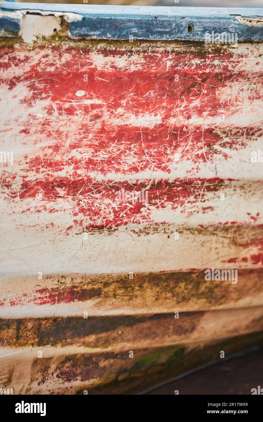Ein Detail verblasster Lackierung auf einem Boot, Teignmouth, Devon, Großbritannien. Stockfoto