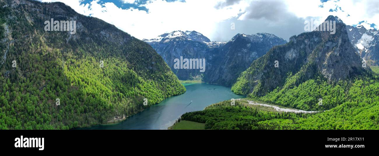 Der Königssee „Königssee“ im Berchtesgaden-Nationalpark aus der Vogelperspektive bei schönem Wetter Stockfoto