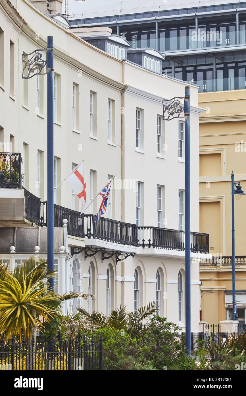 Ein Halbmond georgianischer Stadthäuser aus dem 18. Jahrhundert, am Meer in Teignmouth, Devon, Großbritannien. Stockfoto