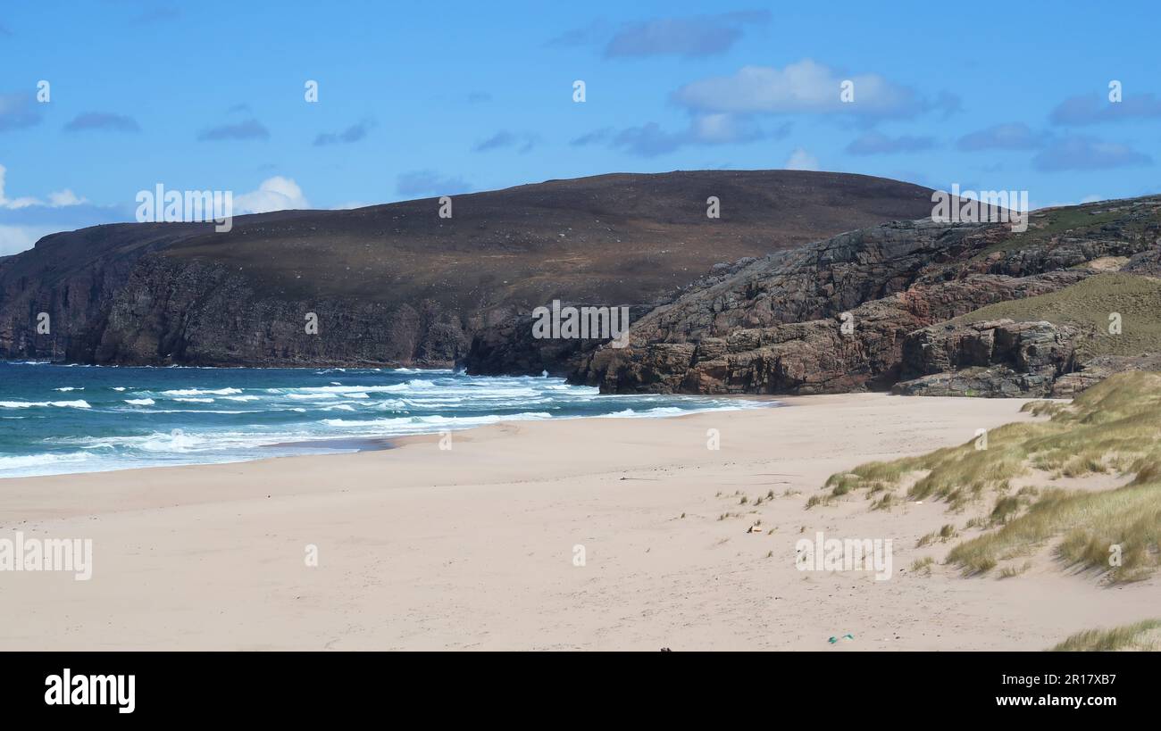 Der verlassene Sand von Sandwood Bay in Sutherland, Schottland. Der abgelegene, kilometerlange Strand in der Nähe von Cape Wrath. Stockfoto