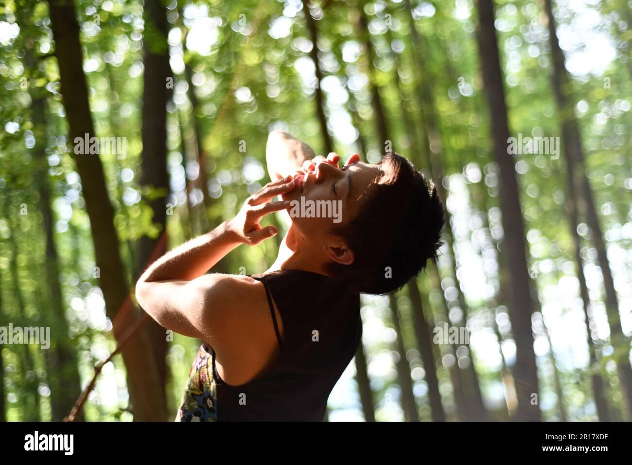 Intimer emotionaler Moment des Kontakts mit der Tänzerin im grünen Wald Stockfoto
