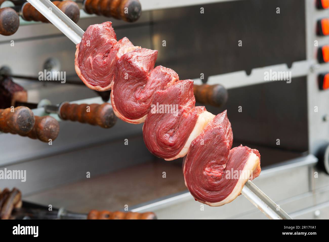 Italien, Street Food Festival, typische brasilianische Küche, Churrasco-Fleischstücke mit Schwert Stockfoto