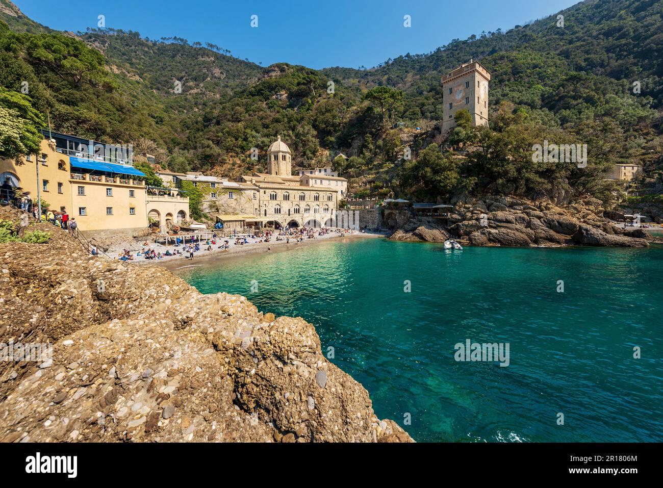 Die antike Abtei San Fruttuoso und der antike Turm Andrea Doria, der Strand voller Touristen in der Nähe von Portofino und Camogli, Genua, Ligurien, Italien, Europa. Stockfoto