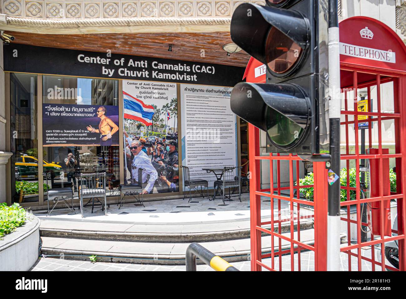 Bangkok, Thailand. 12. Mai 2023. Blick auf das Zentrum von Anti-Cannabis in Bangkok, gegründet von Chuvit Kamolvisit. Zentrum von Anti-Cannabis in Bangkok, gegründet durch den Wahlkandidaten Chuvit Kamolvisit 2023. Der farbenfrohe Politiker kandidiert für die Wahl eines Tickets für Korruptionsbekämpfung und Cannabisbekämpfung (Cannabis ist in Thailand seit Juni 2022 legal). Kredit: SOPA Images Limited/Alamy Live News Stockfoto