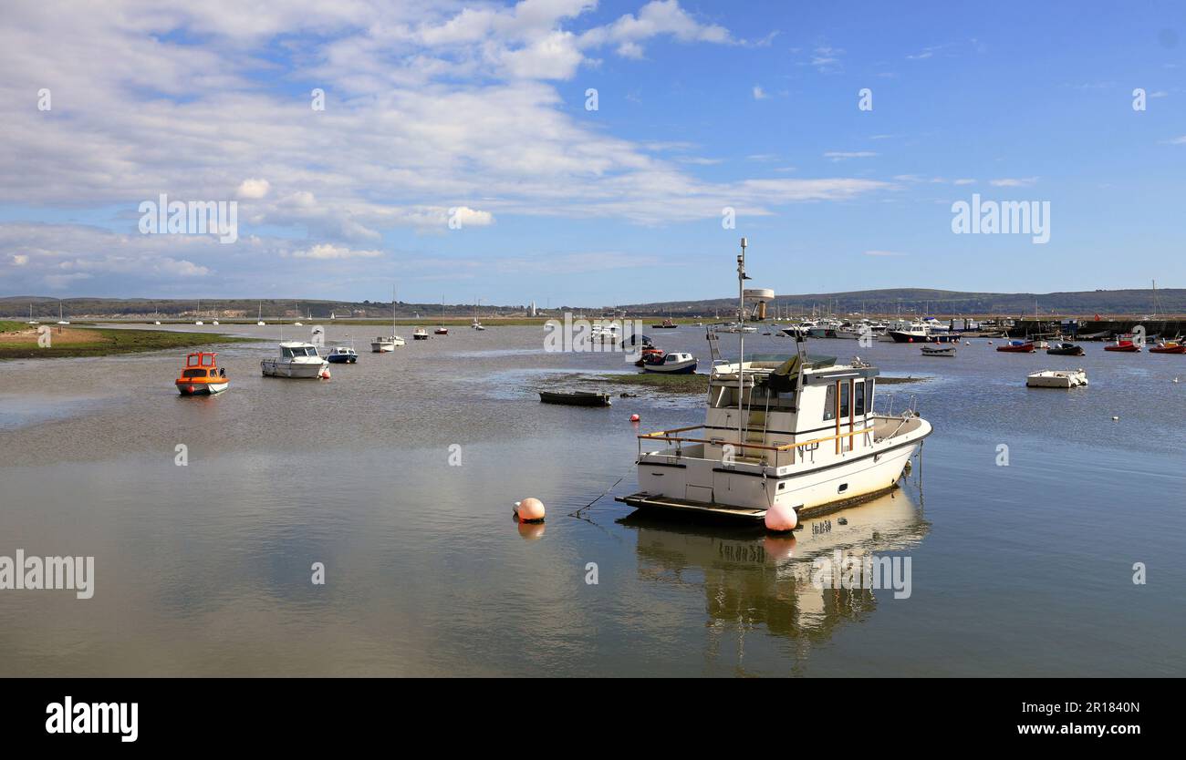 Festgemachte Boote im Hafen von Keyhaven am Solent mit Blick auf die Isle of Wight Stockfoto