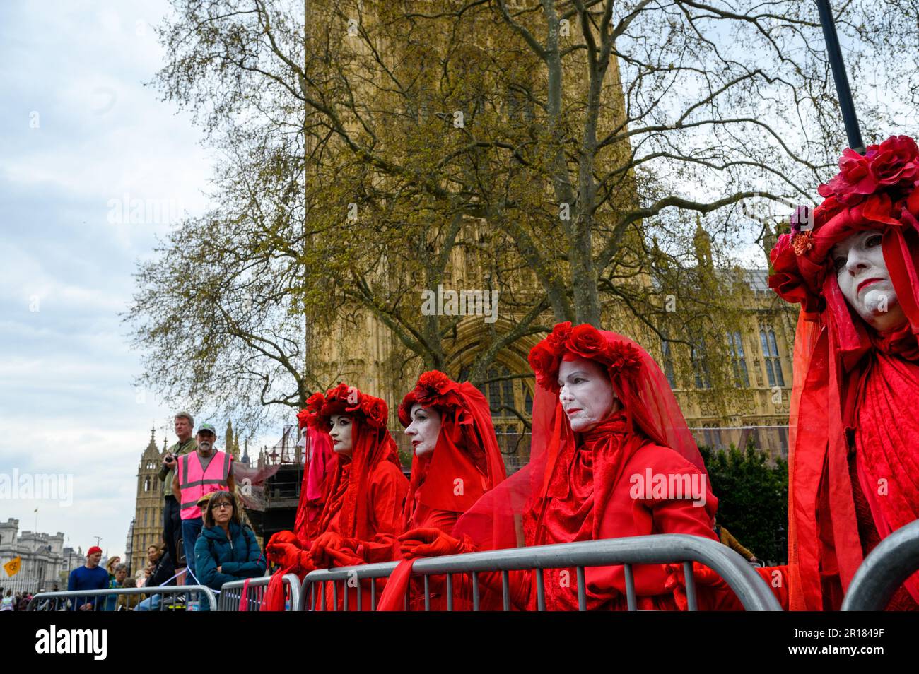LONDON - 22. April 2023: Die Rote Brigade protestiert still vor dem Parlament und gibt ihre Erklärung während der Rebellion mar des Aussterbens ab Stockfoto