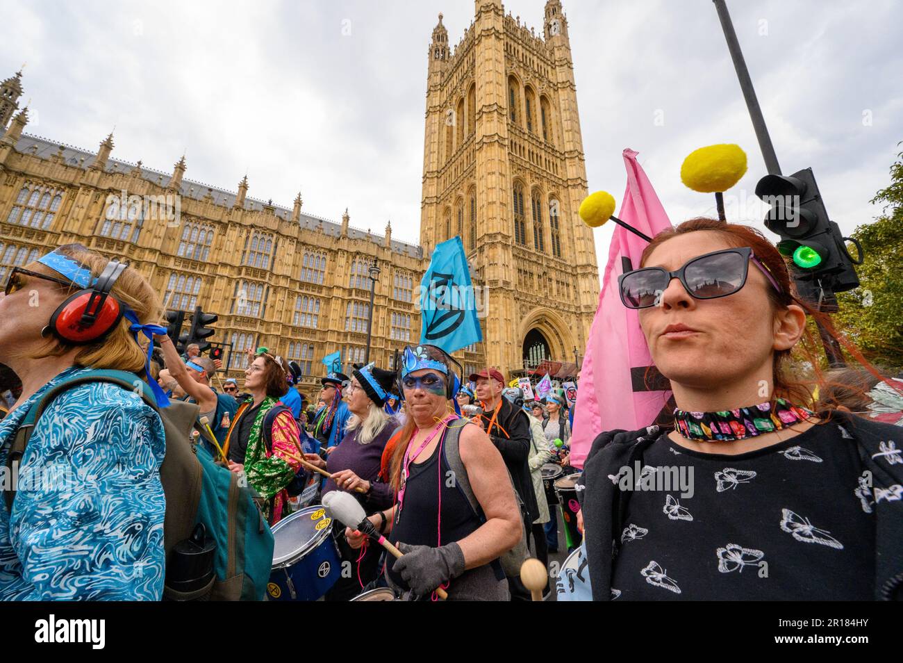 LONDON - 22. April 2023: Schließen Sie sich dem dynamischen Aktivismus an, der in Bewegung ist, während die Rebellion-Demonstranten an den Parlamentsgebäuden vorbeimarschieren, ihre Stimmen rais Stockfoto