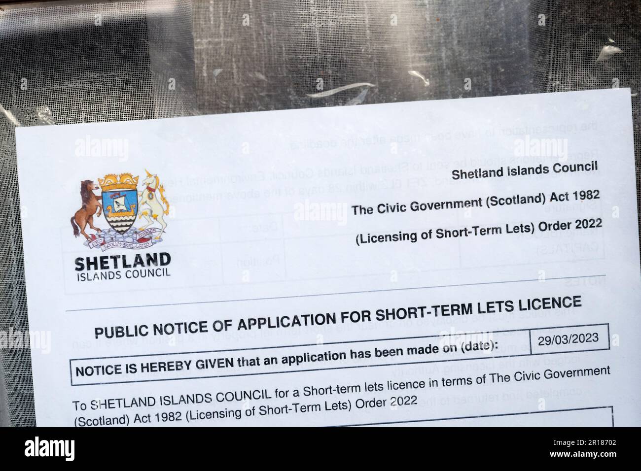 Die Bekanntmachung des Shetland Islands Council über ein Grundstück ist ein Antrag auf Erteilung einer Kurzzeitlizenz, um die Vermietung von Grundstücken für Ferienmietwohnungen zu ermöglichen. Stockfoto
