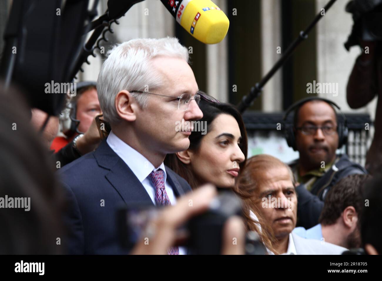 Rechtsanwalt Amal Clooney nee Alamuddin mit Julian Assange vor den Royal Courts of Justice in London, Großbritannien. Stockfoto