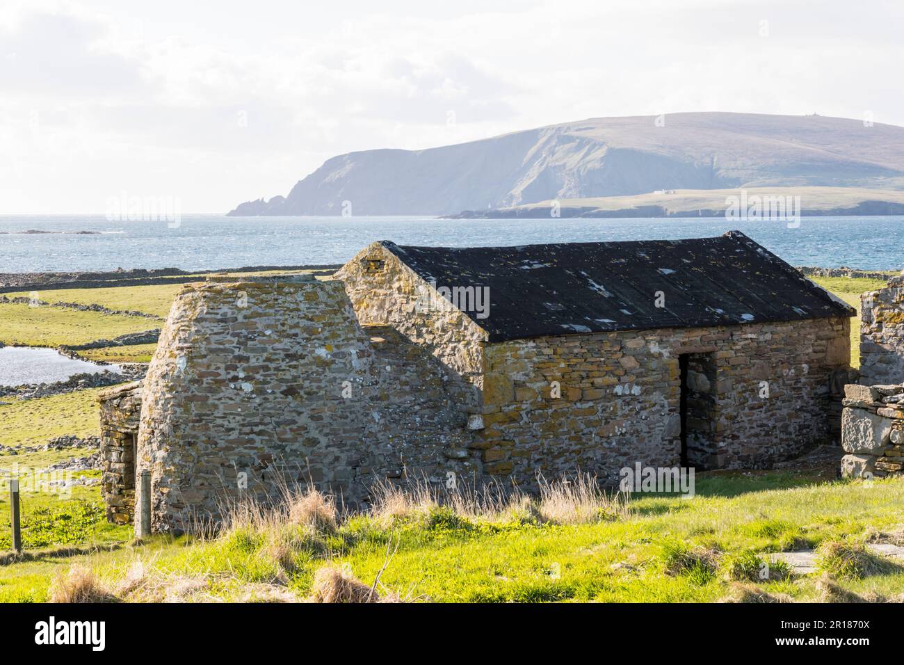 Ein Maistrockenofen, der an ein Grundstück in Scatness im Süden des Shetland-Festlands angeschlossen ist. Stockfoto