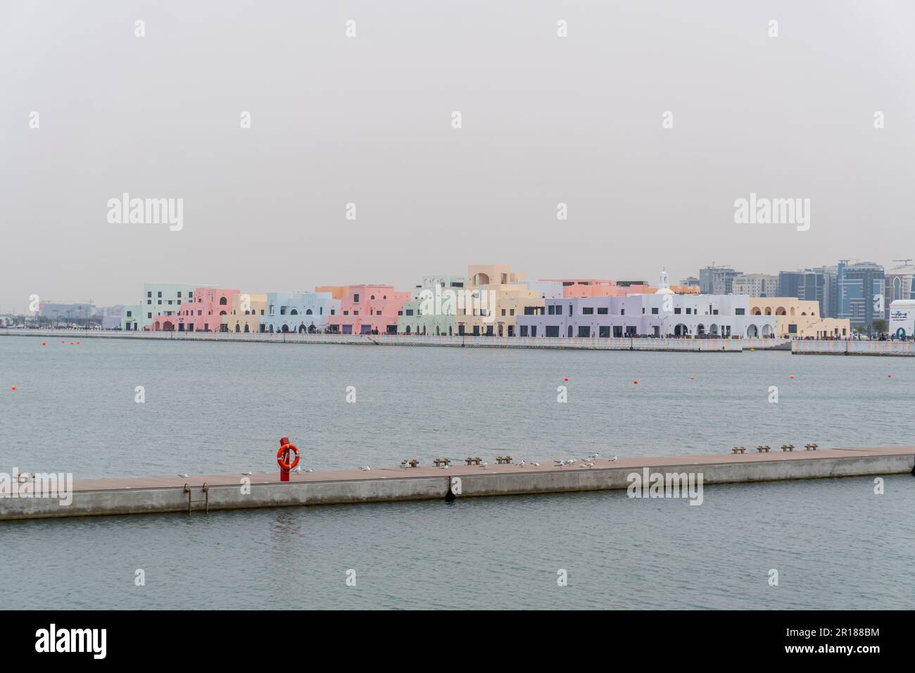 Der Blick auf die Corniche im Mina-Viertel im alten Hafen von Doha, Katar. Stockfoto