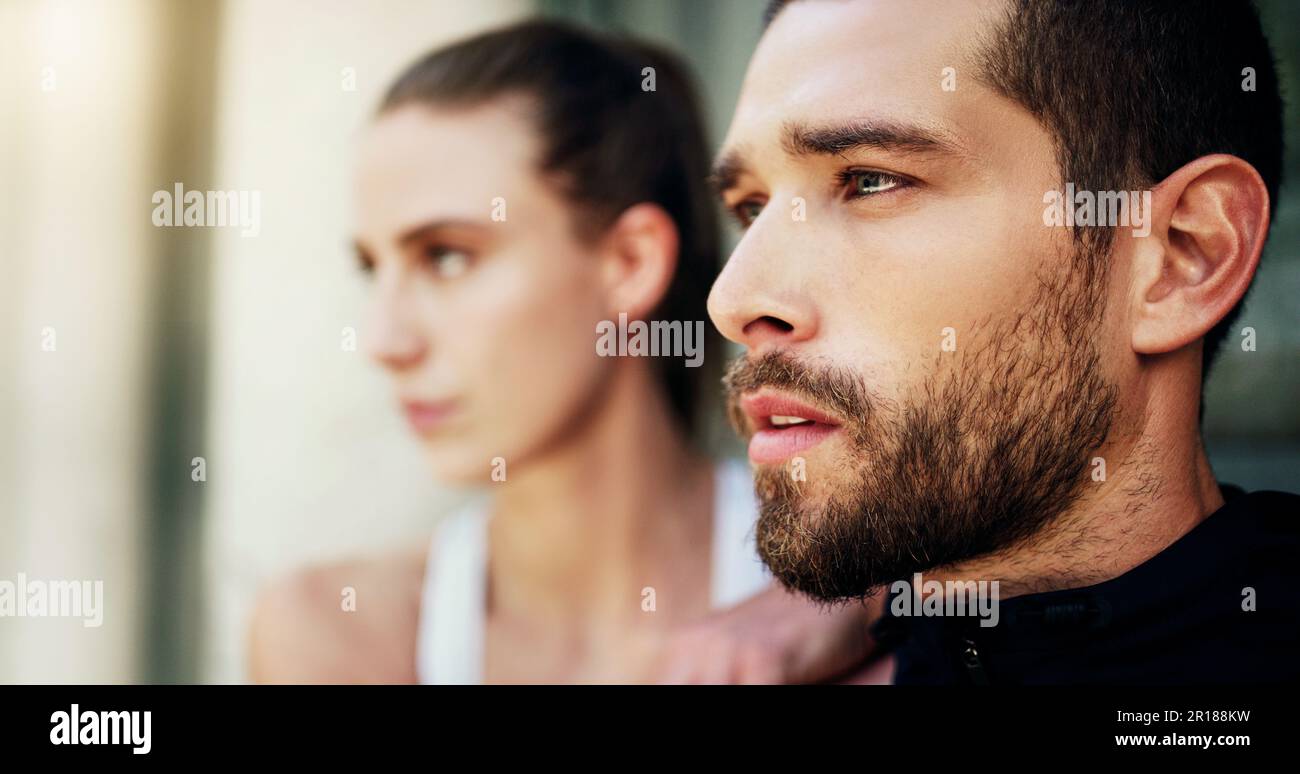 Schauen Sie nicht in irgendeine Richtung, sondern nach vorne. Ein junges Paar, das zusammen in der Stadt trainiert. Stockfoto