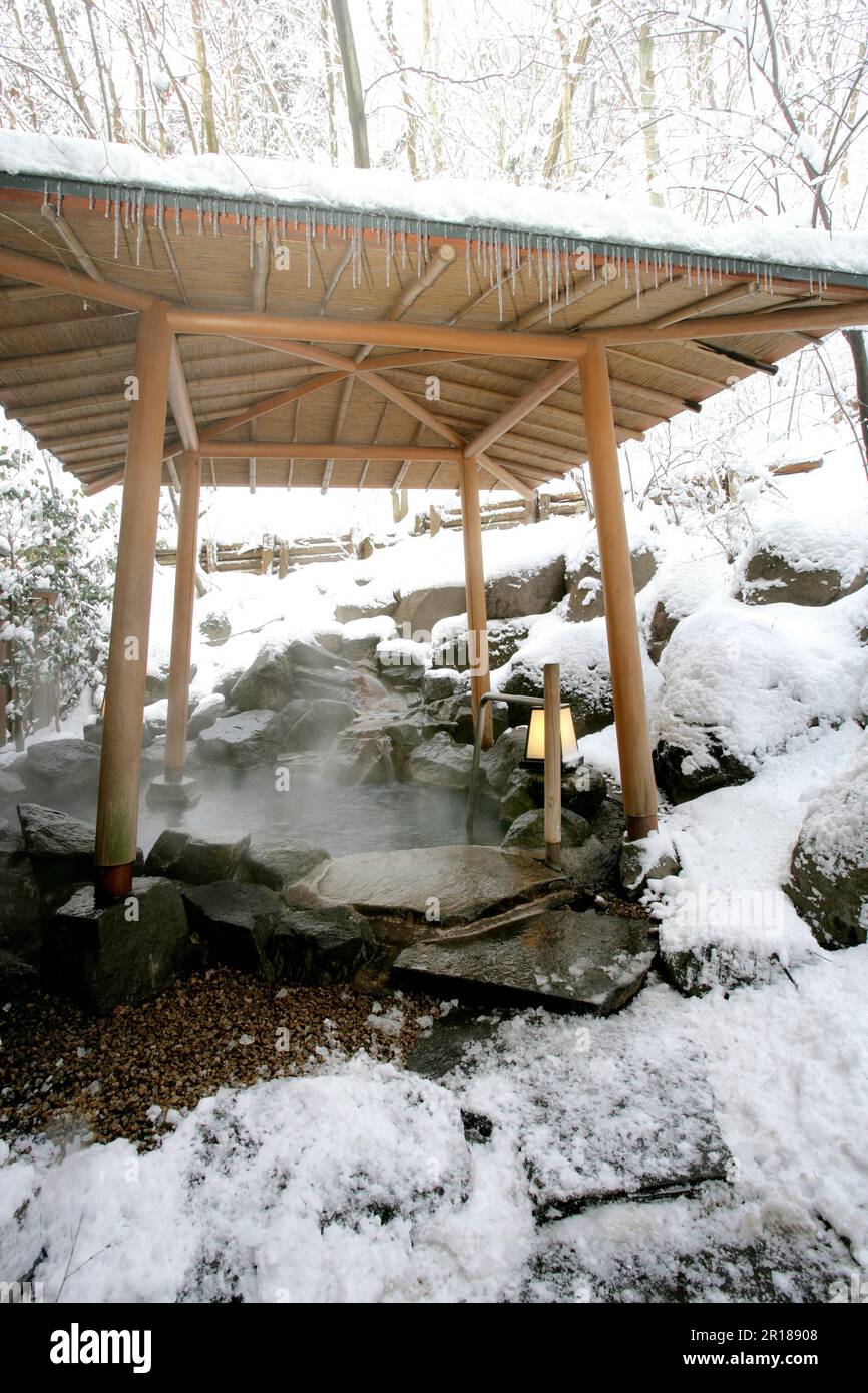 Schnee im Freiluftbad Stockfoto