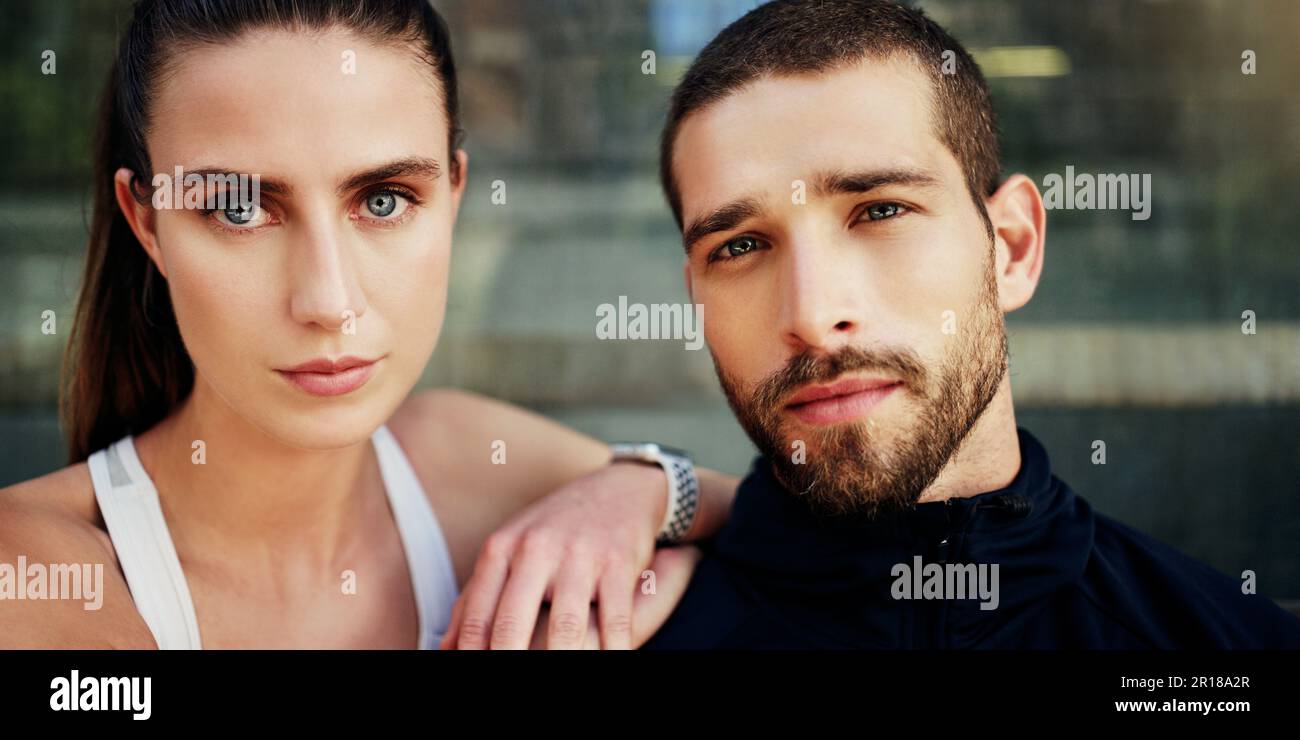 Ich war wegen der Fitness hier. Ein junges Paar, das zusammen in der Stadt trainiert. Stockfoto