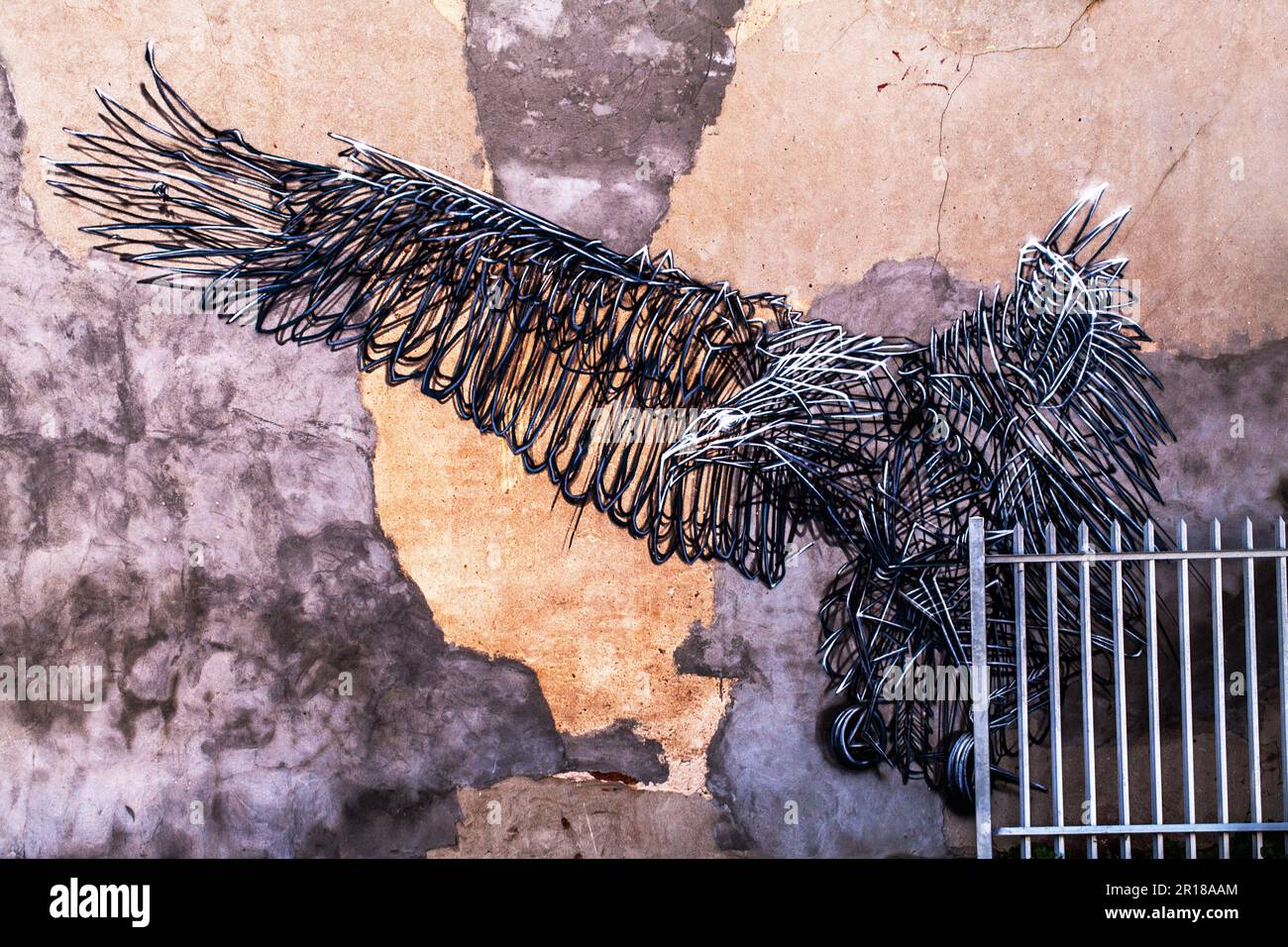 Graffiti-Wandkunst, Stadtbau und Außenbereich mit Kreativität für Vogel, Ikone und Malerei auf Wandgemälden. Gebäude, Architektur und kreative Malerei mit Stockfoto