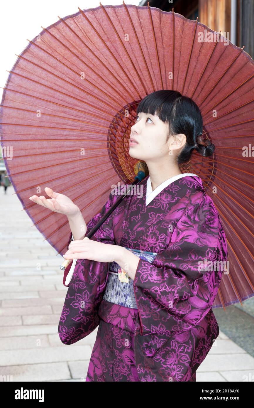 Frau im Kimono mit Schirm Stockfoto