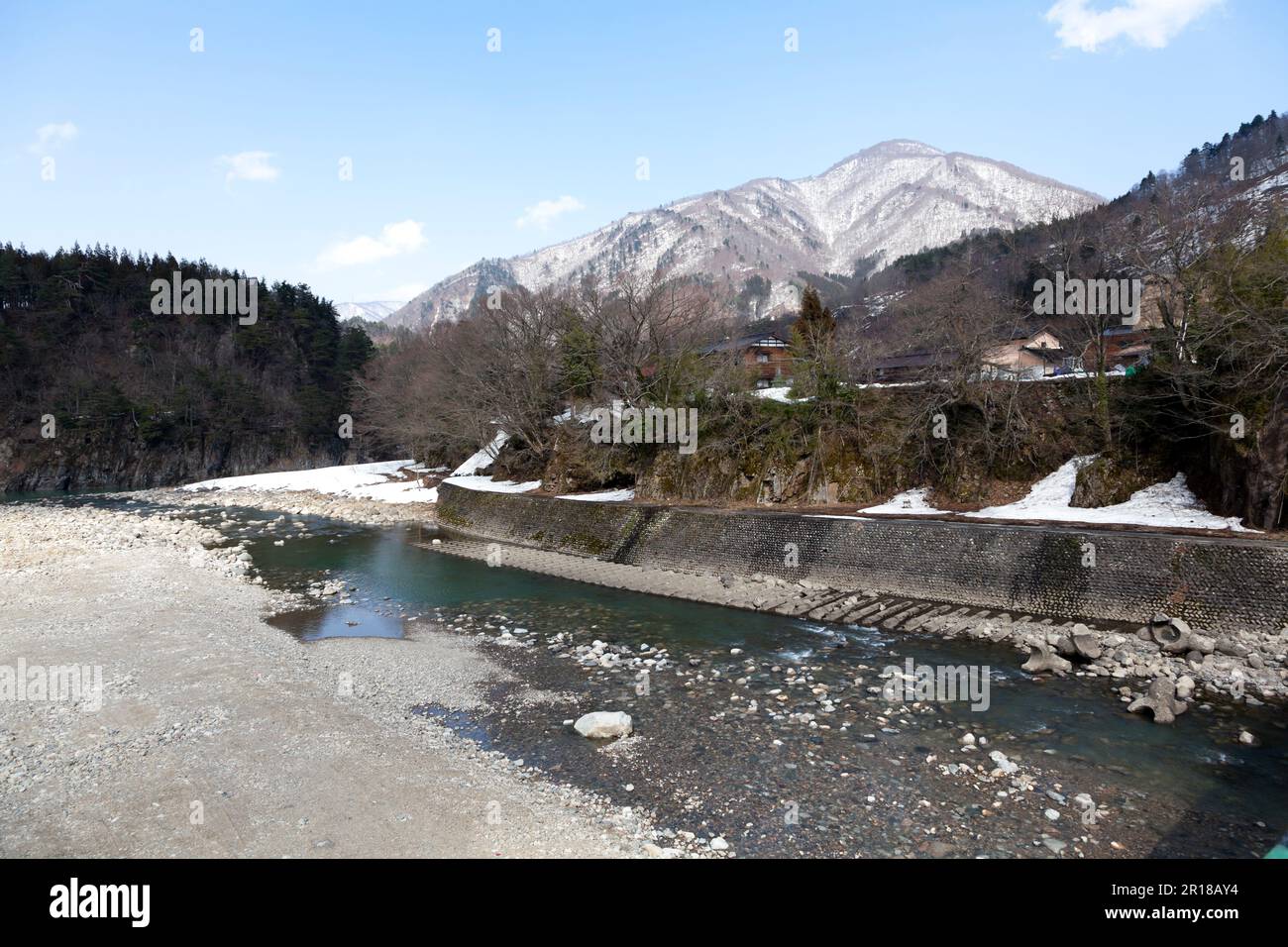 Shirakawago Weltkulturerbe, Gassho-zukuri entlang des Sho-Flusses Stockfoto