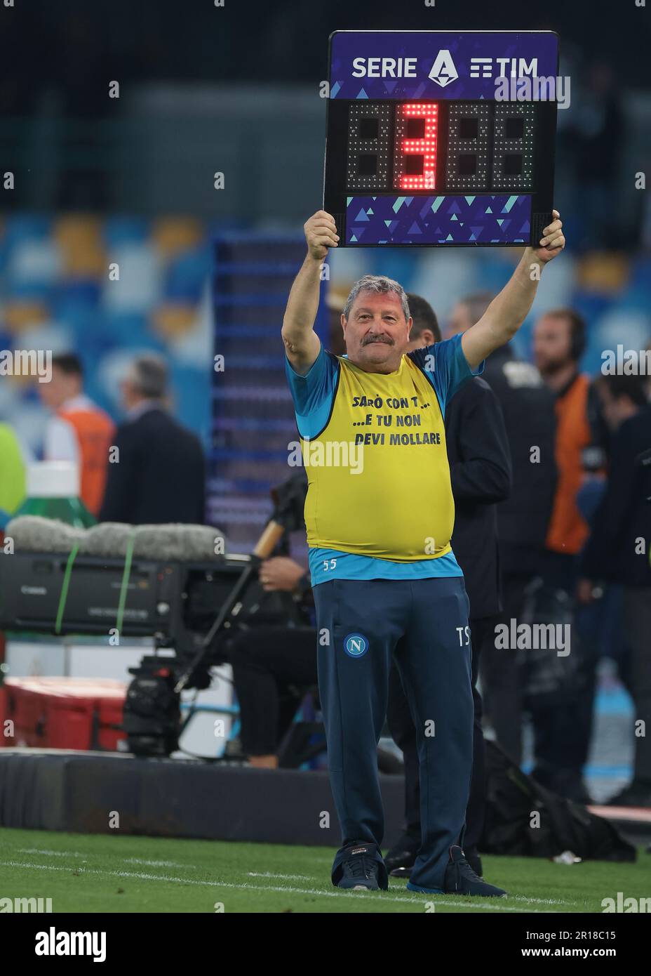 Neapel, Italien, 7. Mai 2023. Der historische Kitman von Tommaso Starace SSC Napoli feiert seinen und den Titel der dritten Serie A des Clubs, während er die elektronische Ersatztafel mit der Nummer 3 nach der letzten Pfeife der Serie A im Stadio Diego Armando Maradona in Neapel hochhält. Der Bildausdruck sollte lauten: Jonathan Moscrop/Sportimage Stockfoto