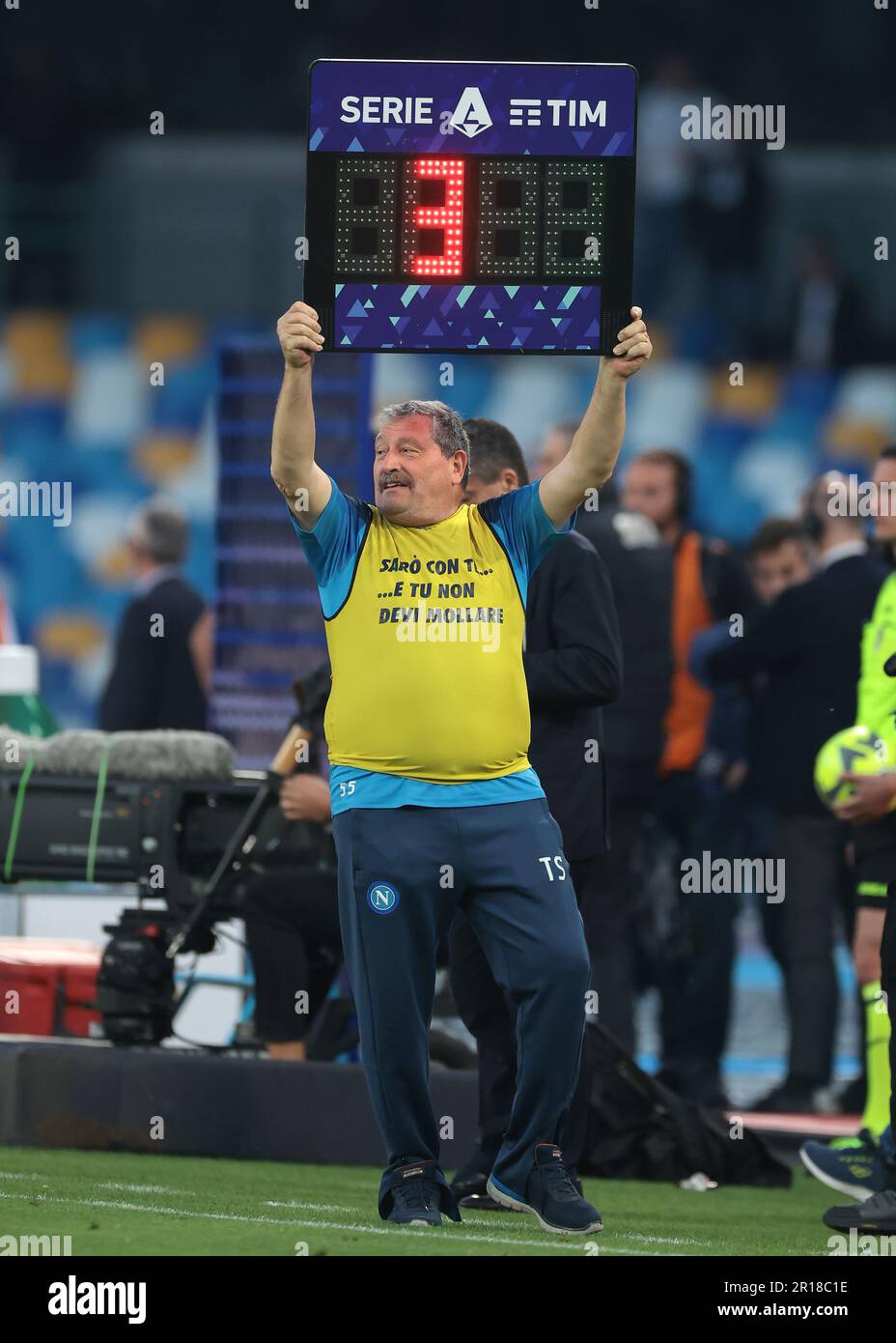Neapel, Italien, 7. Mai 2023. Der historische Kitman von Tommaso Starace SSC Napoli feiert seinen und den Titel der dritten Serie A des Clubs, während er die elektronische Ersatztafel mit der Nummer 3 nach der letzten Pfeife der Serie A im Stadio Diego Armando Maradona in Neapel hochhält. Der Bildausdruck sollte lauten: Jonathan Moscrop/Sportimage Stockfoto