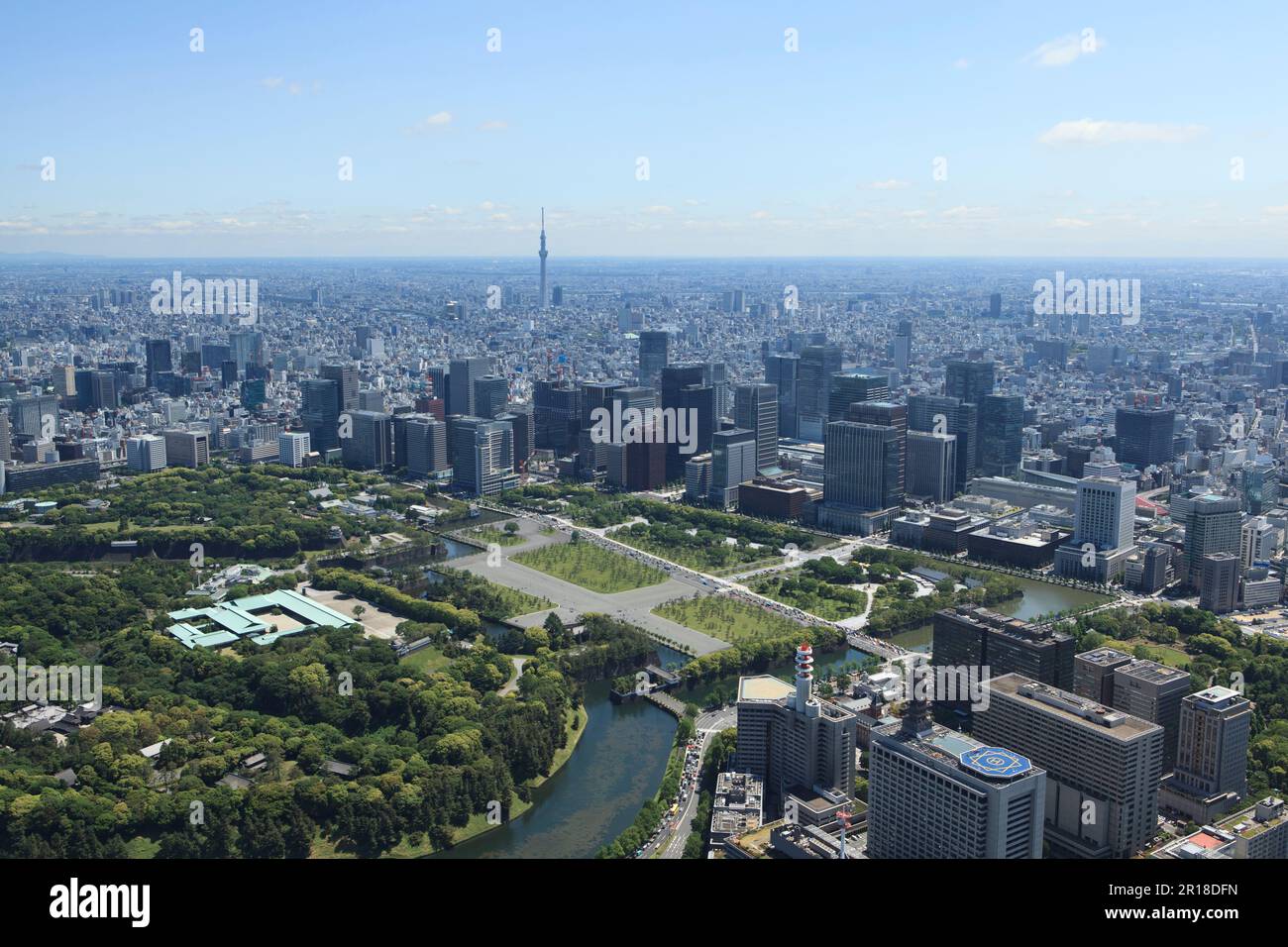 Luftaufnahme des Tokyo Sky Tree vom Kaiserpalast in Richtung Tokyo Station, Marunouchi, Otemachi Gegend Stockfoto