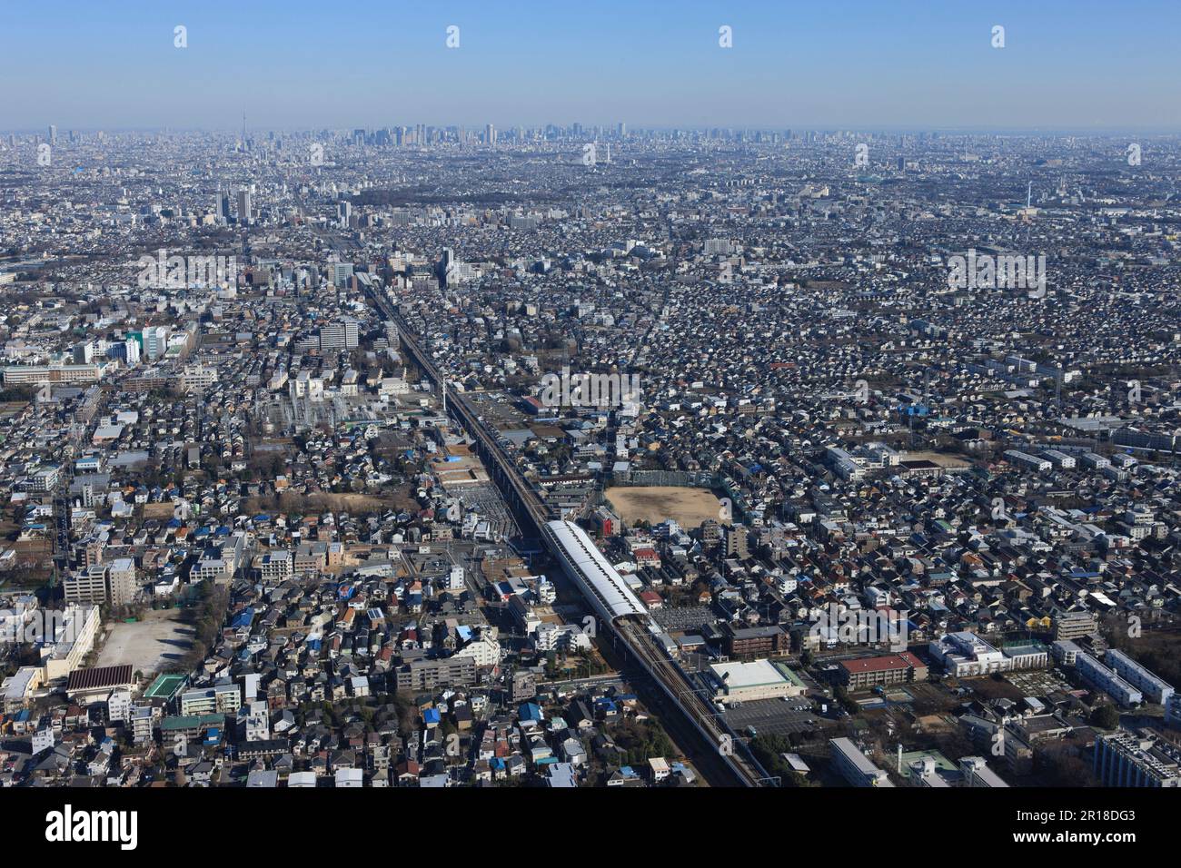 Luftaufnahme des Bahnhofs Higashi-Koganei vom Nordwesten in Richtung Shinjuku, Sky Tree Area Stockfoto
