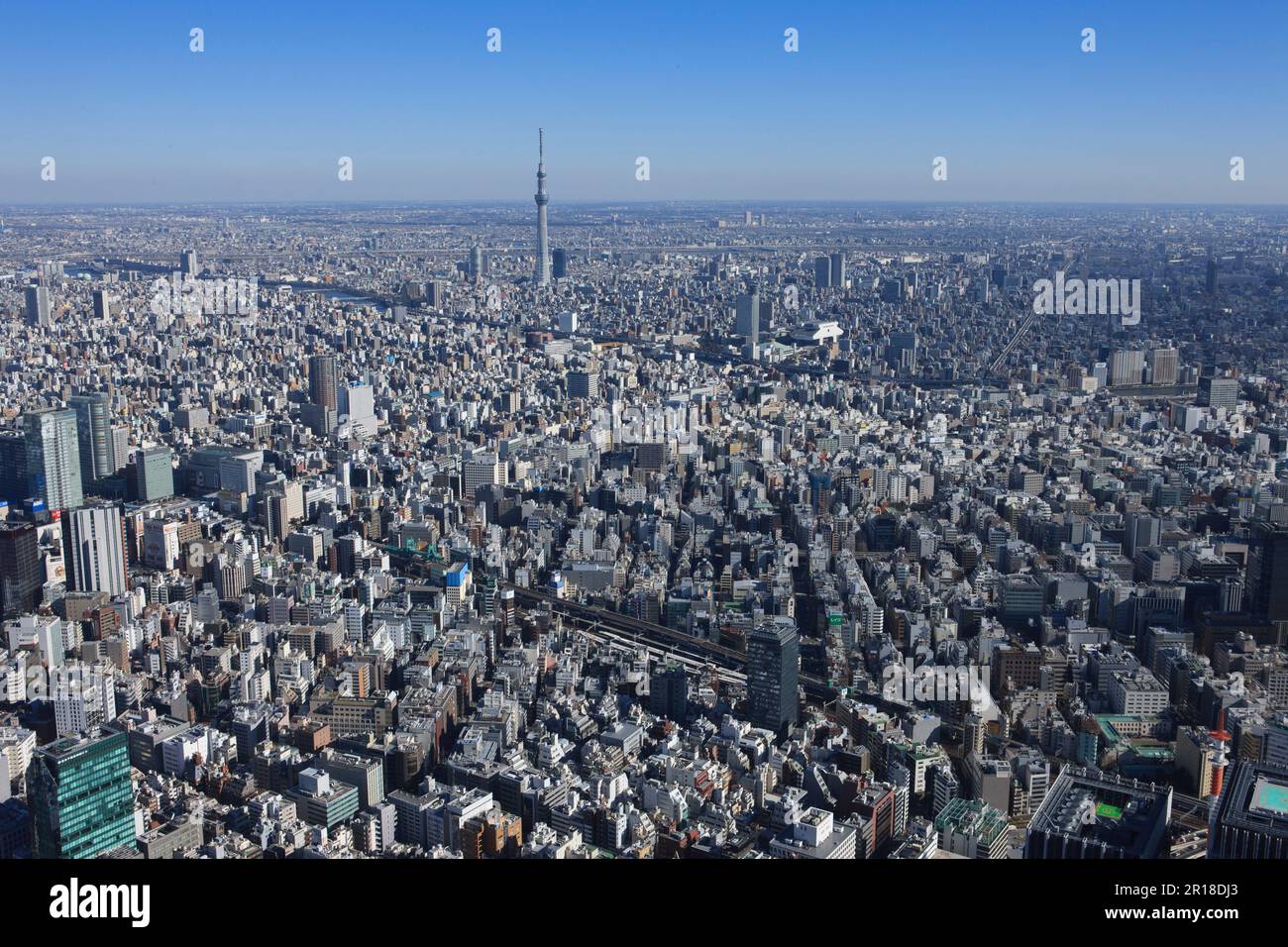 Luftaufnahme des Bahnhofs Kanda vom Südwesten in Richtung Ryogoku und Himmelsbaum Stockfoto