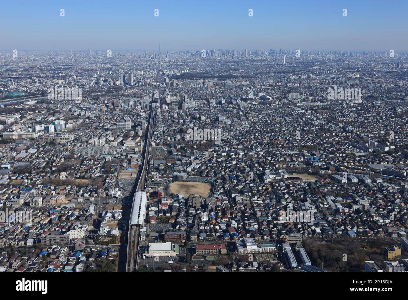 Luftaufnahme des Bahnhofs Higashi-Koganei von Westen in Richtung Ikebukuro, Shinjuku und Tokyo Sky Tree Stockfoto