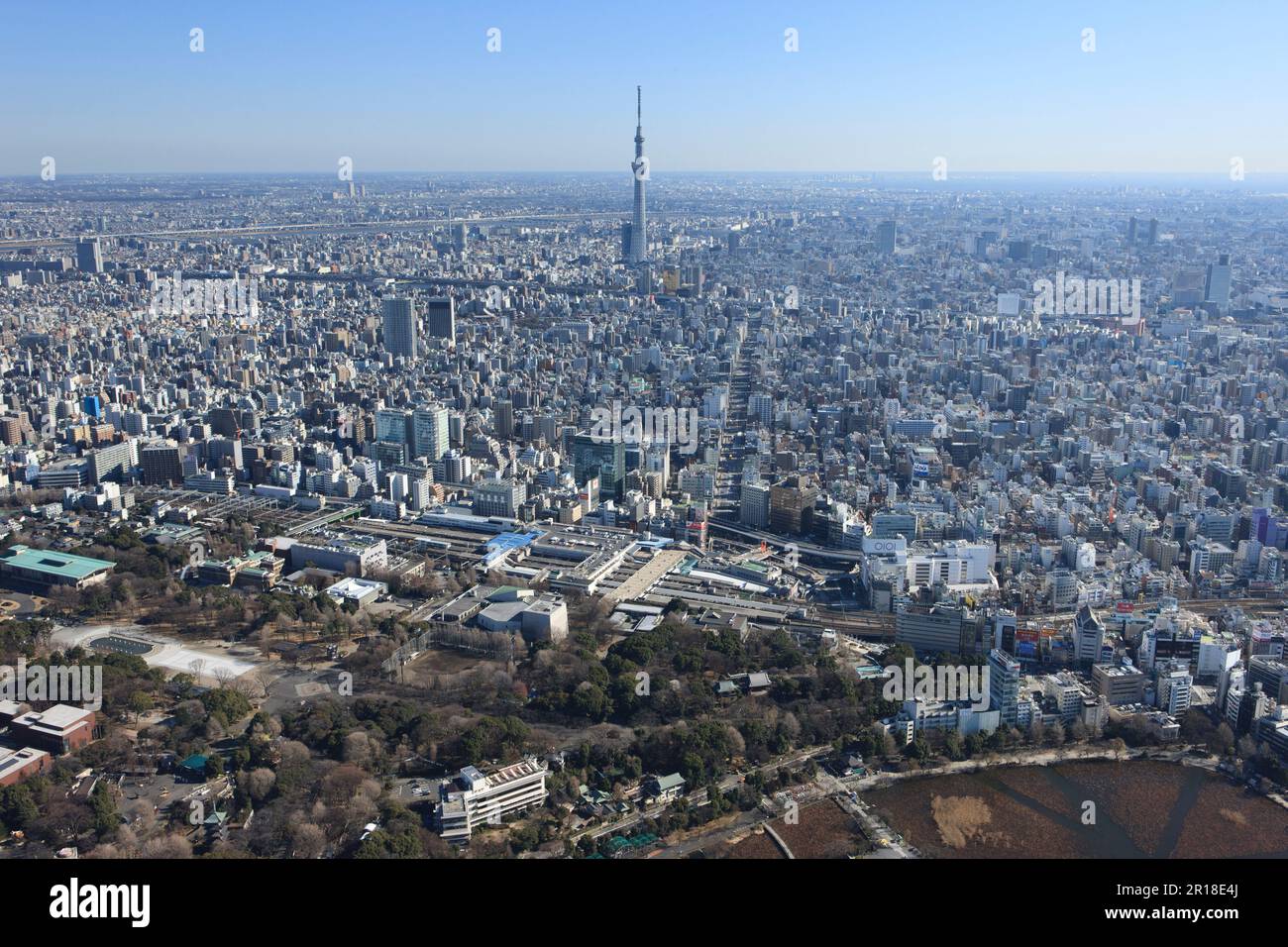 Ueno Station, Keisei Ueno Station Luftaufnahme aus der Ferne des Westens von Skytree Stockfoto
