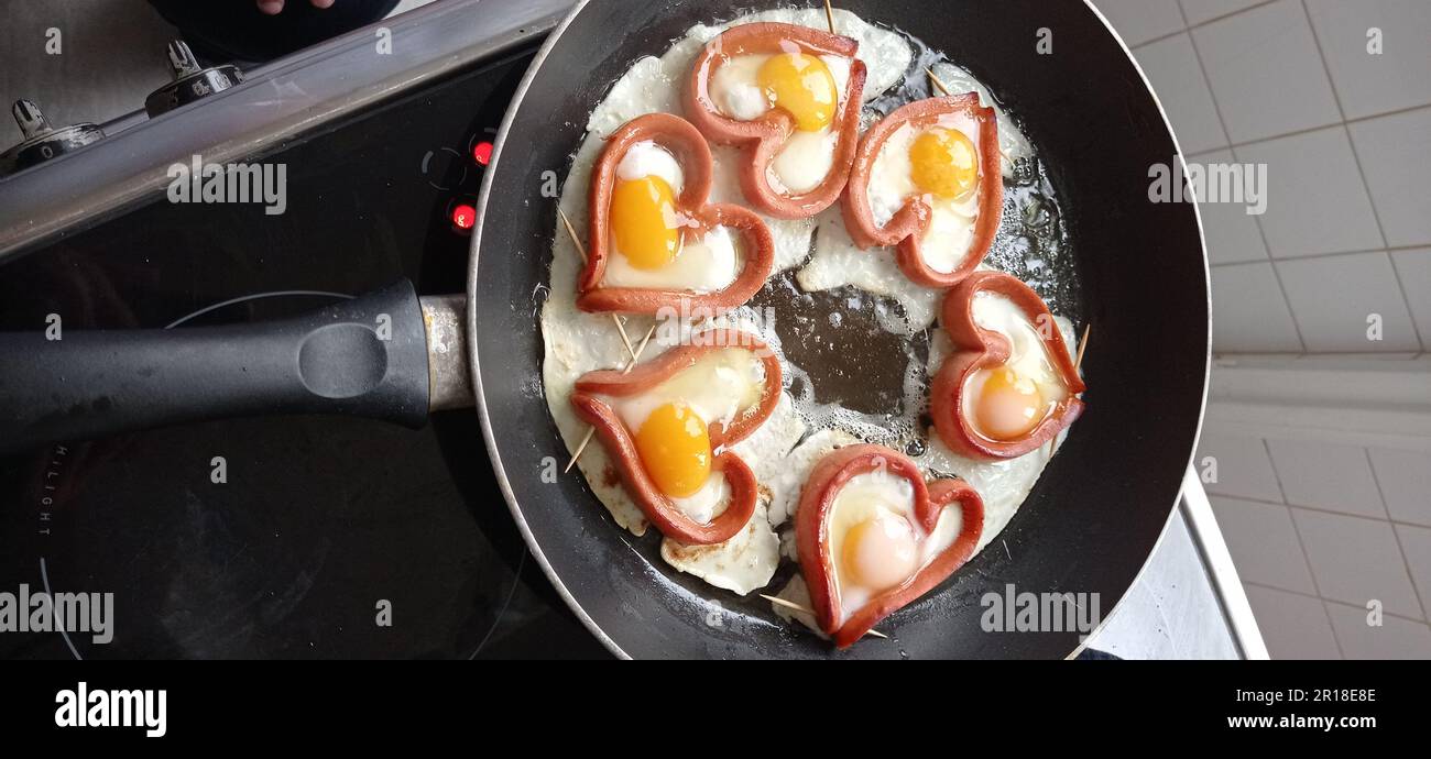 UN plat en forme de coeur : saucisse oeuf, Frankreich Stockfoto