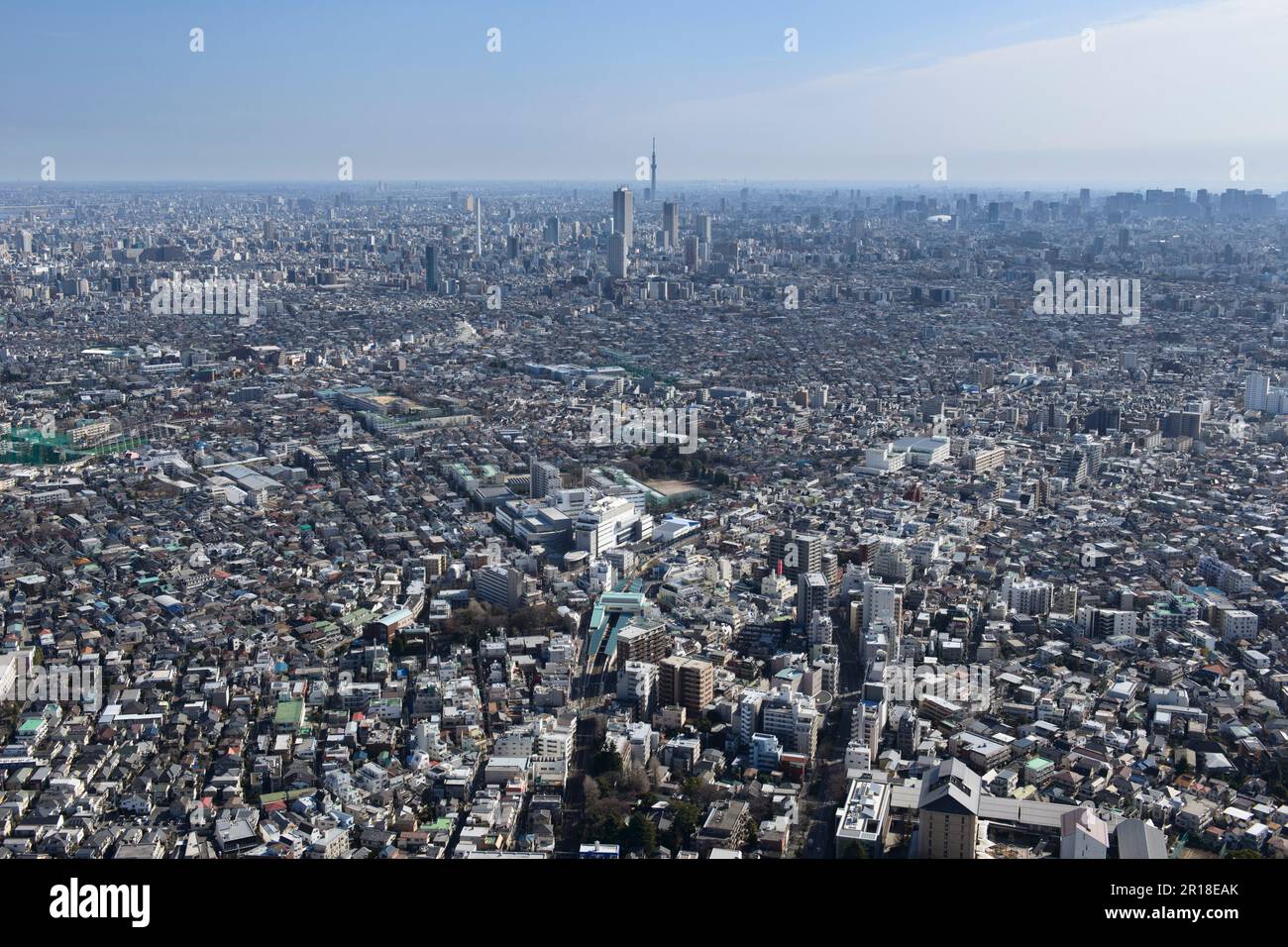 Ekoda Station Luftaufnahme von der Westseite in Richtung Ikebukuro - Himmelsturm Stockfoto