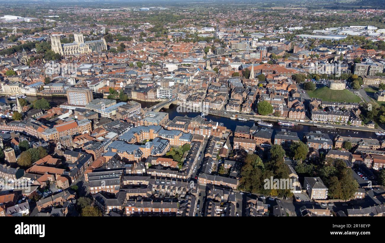 Luftfoto der Stadt York im Nordosten Englands, gegründet von den alten Römern, zeigt die York Minster Historical Cathedral im Stockfoto