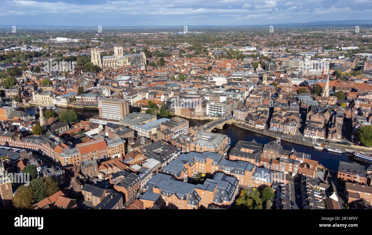 Luftfoto der Stadt York im Nordosten Englands, gegründet von den alten Römern, zeigt die York Minster Historical Cathedral im Stockfoto