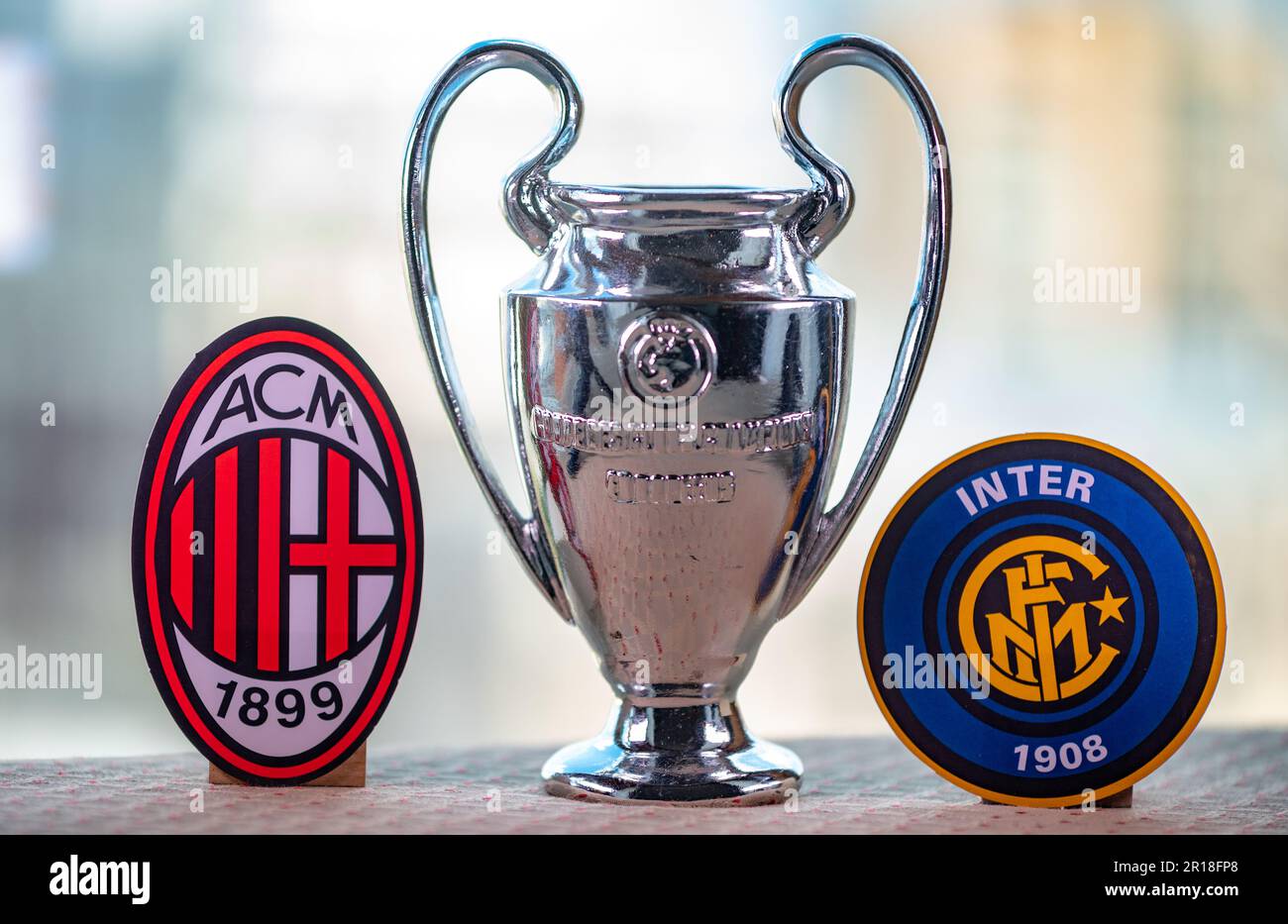 20. April 2023, Moskau, Russland. Embleme der Fußballvereine, die am Halbfinale der Champions League A.C. teilnehmen Mailand und Inter Mailand. Stockfoto 20. April 2023, Moskau, Russland. Embleme der Fußballvereine, die am Halbfinale der Champions League A.C. teilnehmen Mailand und Inter Mailand. Stockfoto