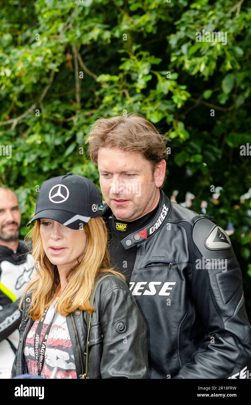 Koch James Martin beim Goodwood Festival of Speed 2016. Berühmter TV-Koch in Rennleder mit Partner Louise Davies Stockfoto