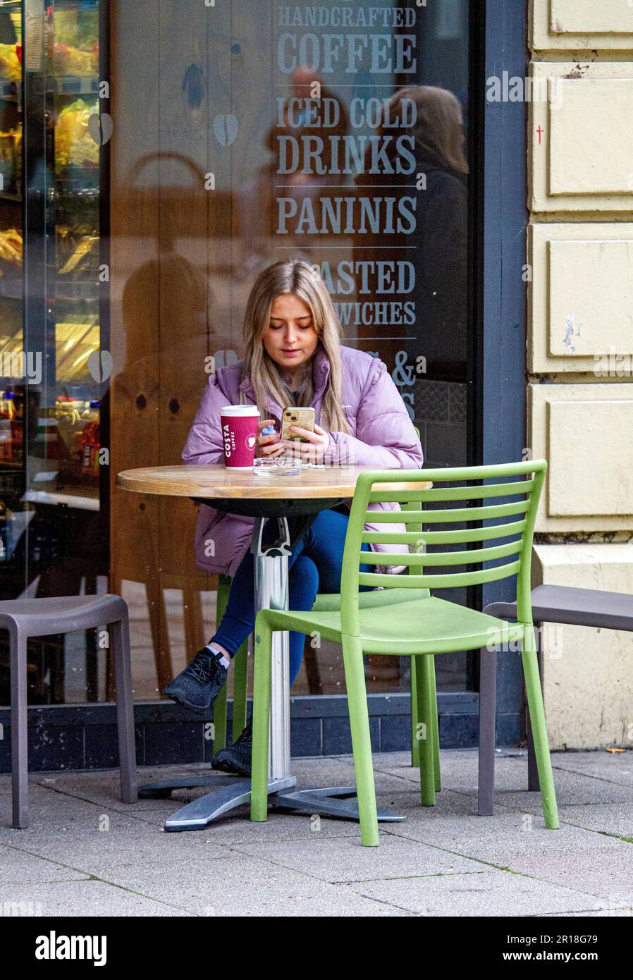 Dundee, Tayside, Schottland, Großbritannien. 12. Mai 2023. Wetter in Großbritannien: Die Temperaturen im Nordosten Schottlands lagen heute Morgen bei etwa 9 °C. Modische Frauen verbringen den Tag im Stadtzentrum von Dundee, genießen das Stadtleben und gehen beim Einkaufen in ihren Alltag. Kredit: Dundee Photographics/Alamy Live News Stockfoto